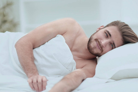 快乐的男人, 睡在舒适的床上