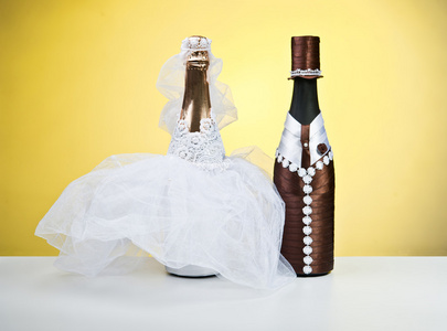 在黄色背景上的一场婚礼纪念品瓶