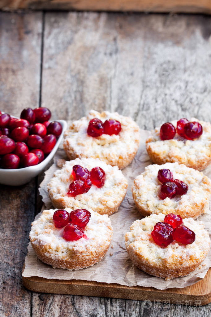在木桌上的水果馅饼被粉碎圣诞甜点