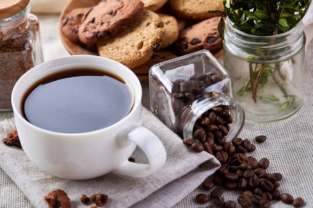 早餐背景与杯新鲜咖啡, 自制燕麦饼干, 研磨咖啡