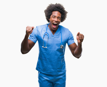 美国黑人外科医生在孤立的背景下庆祝疯狂和疯狂为成功用胳膊举起和闭合的眼睛尖叫激动。赢家理念