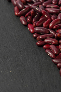 黑木桌上的红豆