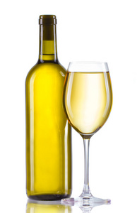 玻璃和孤立的白色衬底上的白色葡萄酒瓶