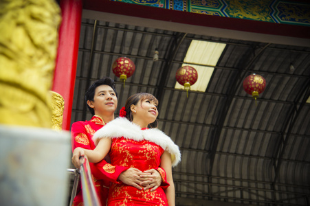 旗袍装可爱夫妇拥抱在华人庙宇图片