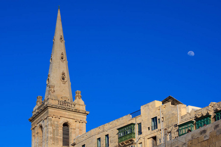 马尔, 马耳他, 圣保罗大教堂塔在蓝天背景下
