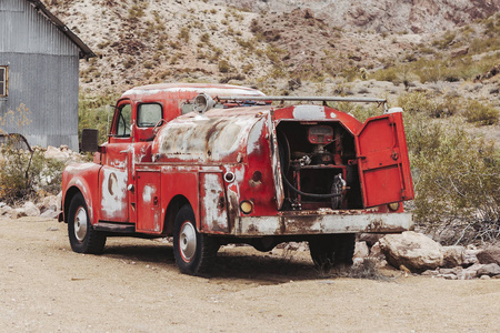 遗弃在沙漠中的老式老式生锈的汽车卡车