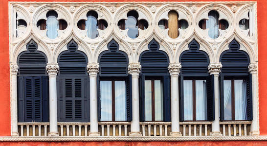 威尼斯历史建筑中的旧窗观