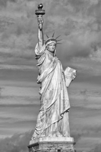 的自由垂直轮廓BW的纽约雕像