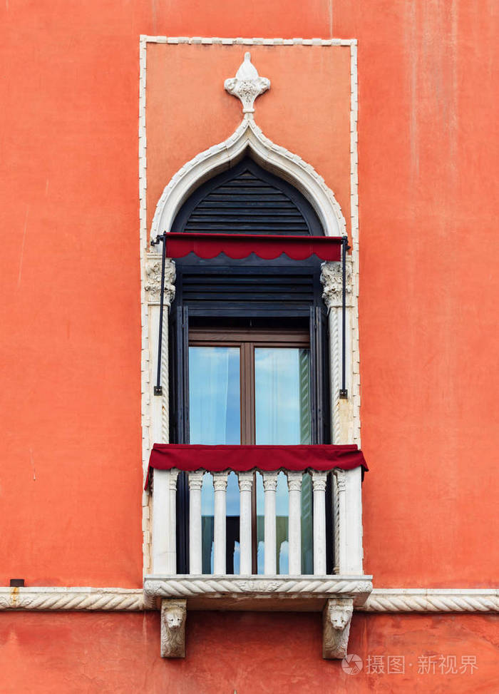 威尼斯历史建筑中的旧窗观