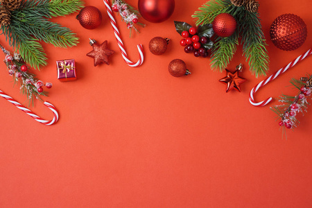 圣诞假期背景, 在红色的桌子上装饰和装饰品。上面的视图。平躺