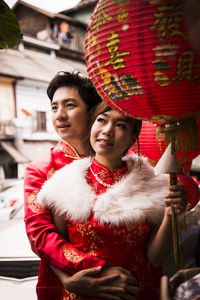 可爱的夫妻，用红纸中文灯笼在中国 suit6