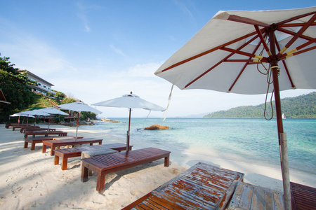 鸟瞰图的美丽海滩的利普反对在沙敦府，泰国，清澈的水和蓝蓝的天空蓝蓝的天空。利普岛泰国