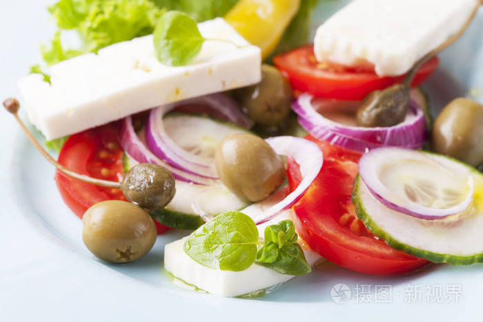 新鲜希腊沙拉与羊乳酪在盘子上的特写