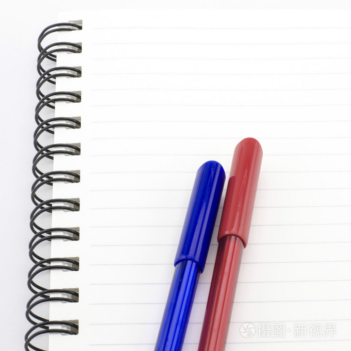 蓝色和红色的笔与笔记本上白色孤立