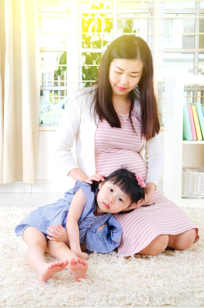 亚洲孕妇和女儿