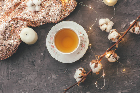 茶杯, 顶部有亮片, 蜡烛, 棉花灰色背景