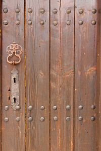 老式中世纪木门用手柄, 钥匙孔和铁铆钉