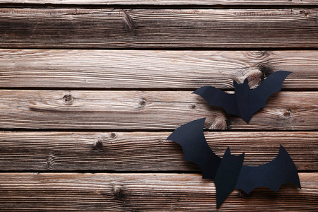万圣节纸蝙蝠在棕色木质背景