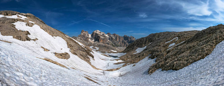 夏季积雪覆盖的高原全景图。白云岩山, 意大利