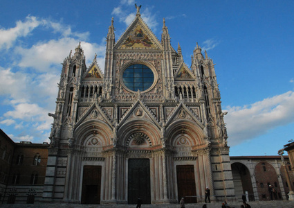 美丽的外观和钟楼的锡耶纳大教堂, 大教堂的锡耶纳在日出, 锡耶纳, 托斯卡纳, 意大利