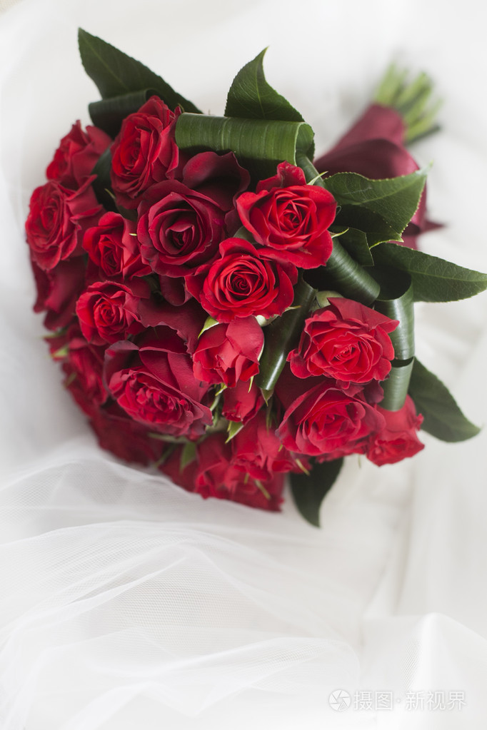 红玫瑰和叶子的婚礼花束