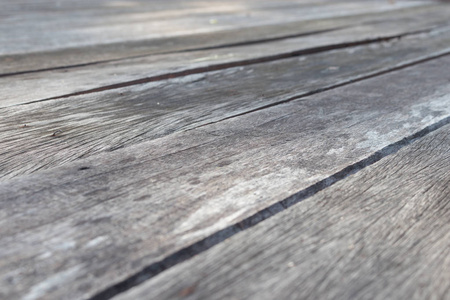 木地板是由古老的木板与美丽的图案生锈的金属钉子