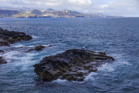 大西洋湾沿岸的风景如画的海浪