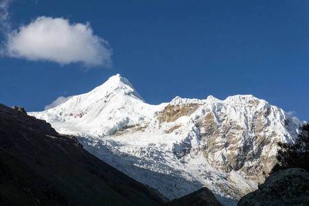 山脉海岸 Nevado Tocllaraju 的高峰