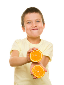 男孩用橙子片
