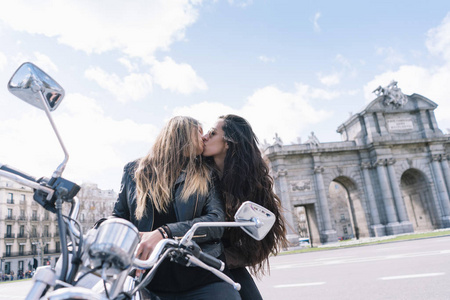 骑摩托车接吻图片