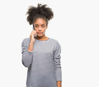 年轻的美国黑人妇女谈论在手机上孤立的背景和自信的表情, 聪明的面孔认真思考