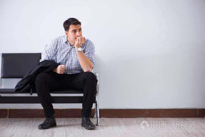 人焦急地不耐烦地等待在大厅里