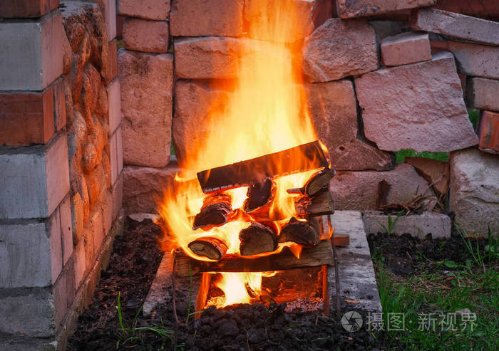 燃烧的木柴在壁炉里关闭