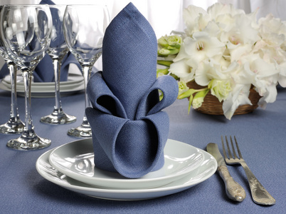 用花装饰的餐巾照片