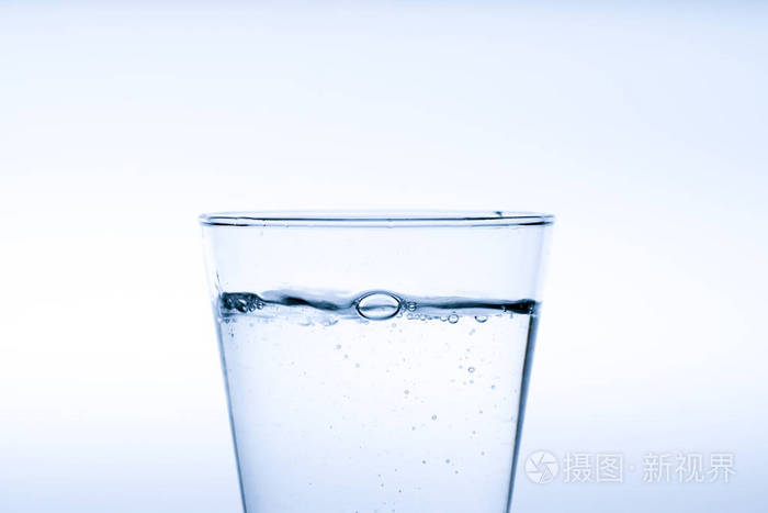 一杯水从瓶子里倒出来, 一室一枪