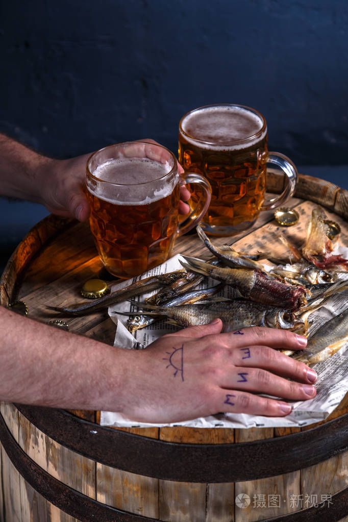 人喝啤酒与干鱼