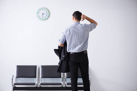 人焦急地不耐烦地等待在大厅里照片