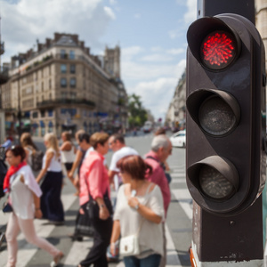 交通灯在前景与背景模糊在英国伦敦的街头一幕