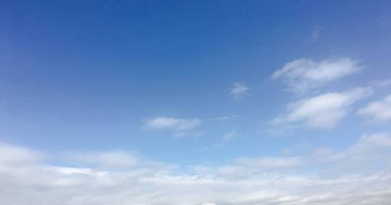 美丽的云彩对蓝天背景。云彩天空。蓝天多云天气, 自然云。白云, 蓝天和太阳