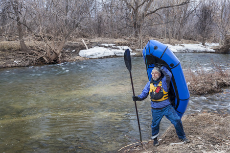 高级的桨手携带 packraft