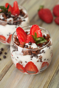 从巧克力慕斯和布丁甜美的夏日甜点, 自制的烤松饼配有覆盆子果酱