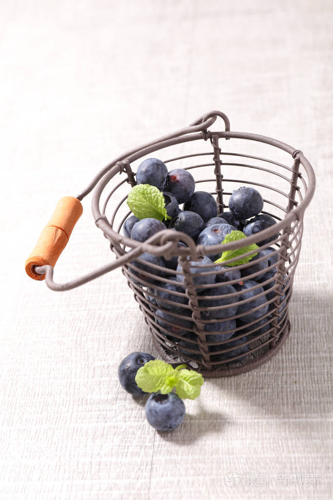 蓝莓在篮下光背景特写