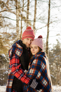 情侣在爱冬季森林