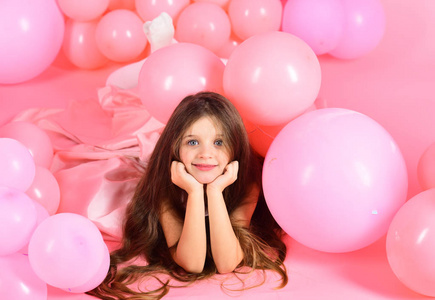 年轻可爱的女儿的肖像摆在粉红色的背景