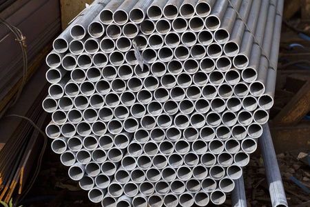 金属型材管的圆形截面的金属产品，俄罗斯在仓库包