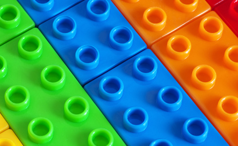 用彩色塑料砖砌成的玩具背景