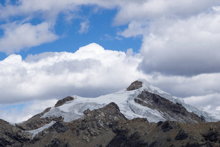 秘鲁安第斯山脉山脉海岸 Nevado Ishinca 的高雪山峰