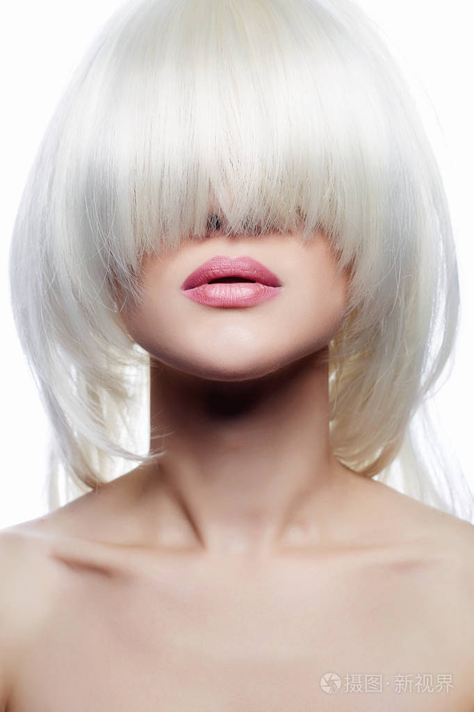 年轻性感的女人在鲍勃hairsytle假发
