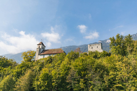 从布里恩茨湖到因特拉肯附近的旧瑞士建筑景观