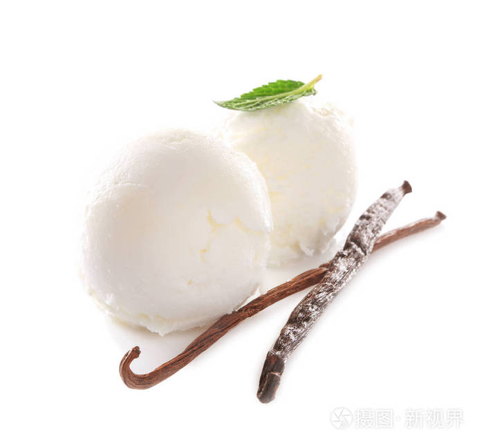 美味的香草冰激淋在白色背景上的球